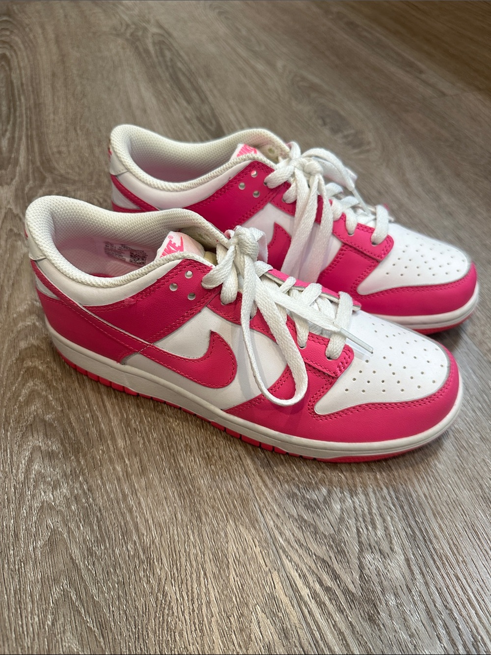 Nike Kids Low-Top Sneakers in Pink and White